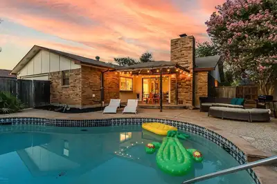 Image de Lovely 4 Br I Private Pool I Bbq I Patio I Garage Parking, Updated amenities.