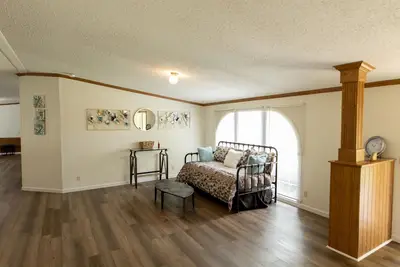 Image de Quiet country living in a newly remodeled mobile home on 1. 5 acres - 7 mi to Msu