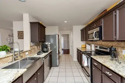 Image de Cozy home away from home4 bedroom suburban retreat