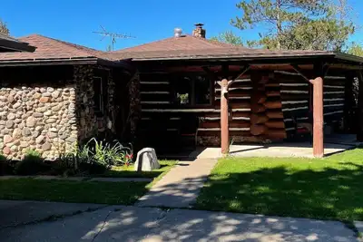 Image de Log Cabin on 40 acres with a private lake