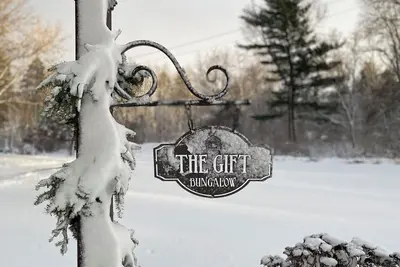 Image de Quaint, 102 year old bungalow nestled in woods-close to amenities.