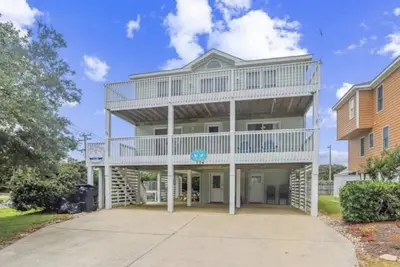 Image de dowNtime~ Hot Tub~ 3 Story beach cottage