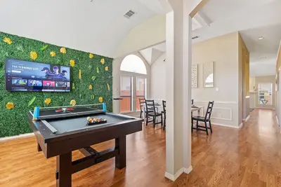 Image de Grand Venture - Jacuzzi Tub/Playground/Pool table!