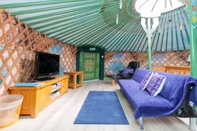 Image de Green Yurt with Hot Tub - Sleeps 3, Parking & WiFi
