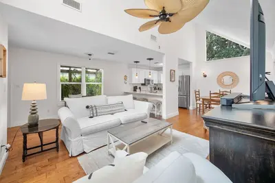 Image de Just Steps to Beach, Near Shops & Dining, Grill, Fenced