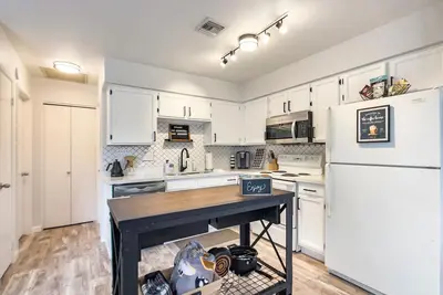 Image de Coffee House! Mesa-Tempe-and a King Bed! Prime location- Walk to Sloan Park!