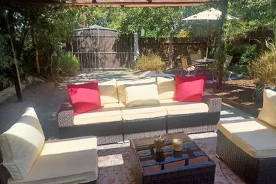 Image de 100 Yr Old 5 Bdrm Pasadena English Cottage Charmer + 1 Bdrm Guest Cottage