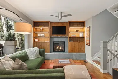 Image de Bright, newly renovated, luxury West End 4 bedroom townhome.