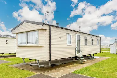 Image de Comfortable modern 12ft-wide caravan with one double and two twin.