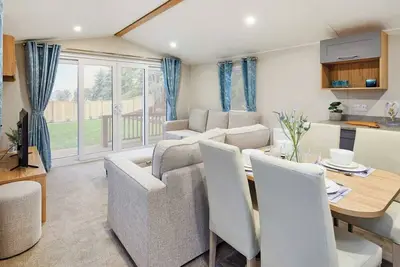 Image de 12ft-wide stylish and comfortable caravan with one double and one twin.