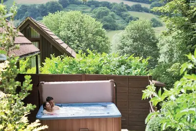 Image de Scandinavian style lodge tucked into the hillside with modern and comfortable furnishings.
