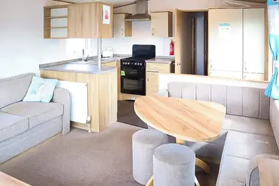 Image de 12ft-wide stylish and comfortable caravan with one double and two twin.
