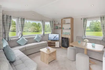 Image de 12ft-wide stylish and comfortable caravan with one double and one twin.