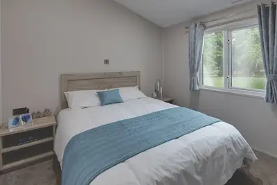 Image de New in 2020. Modern lodge with one double and one twin.