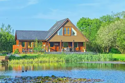 Image de Commanding a fantastic position at the head of the three lakes with its own private jetty.