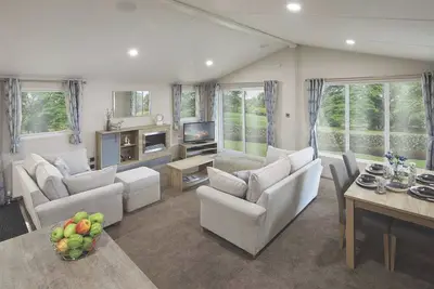 Image de New to 2020. Modern stylish lodges with one kingsize double with en-suite shower and two twin.