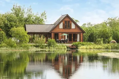 Image de Spacious, light, all wood luxury lodge in tranquil location at head of lake.