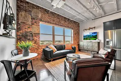 Silocation- Downtown luxury, free parking, walking distance to Silos/downtown