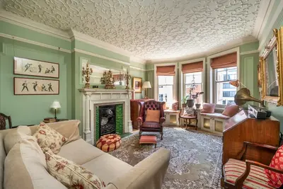 Image de The Grand \"Old Boy\" - Marylebone - by Frankie Says