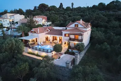 Image de La villa de luxe de Lila avec vue sur la mer, piscine privée, jardin, climatisation et Wi-Fi.