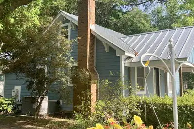 Image de Cozy Cottage near Uncw, Central Location to All!