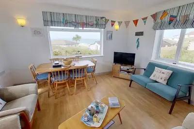 Image de Spacious beach bungalow with great views towards St. Ives Bay