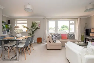 Image de Pass the Keys | Stylish 2 Bedroom Flat Apartment with Free Parking in Windsor
