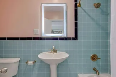 Image de Unit 4 · Unit 4*Dbl Queen Room, Mini Fridge, Microwave, Wif