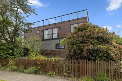 Guesthouse in Phinney Ridge with Rooftop Deck