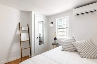 Image de Rockaway Beach Bungalow Across Street From Rockaway Hotel