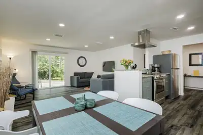 Palm View ~ Newly renovated quiet home close to Uf!