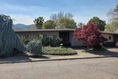 Image de Custom Redwood Mid-Century Modern home on quiet street near downtown