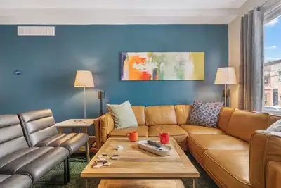 Image de Large 4 Bedroom Home / Rooftop Patio with City Views / Gym