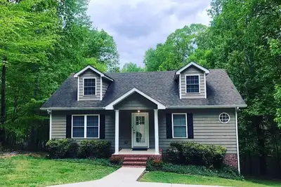 Image de Private, wooded, waterfront home at end of cove