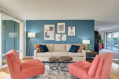 Image de Yellow Door Ranch - Convenient comfort, mid-century style! Great for families!