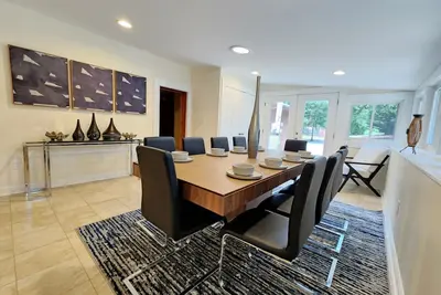 Image de Whispering Pines Lakeside Escape. Free Canoe! 3 King beds