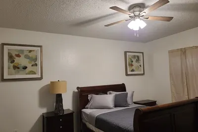 Image de House of Comfort, A centrally located 4 bedroom home.