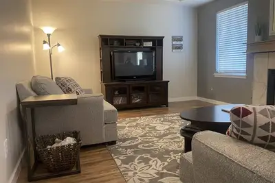 Image de Centrally located, beautiful home, quiet, with New hot tub.