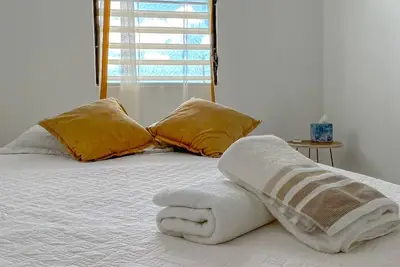 Image de 10 Min From The Airport And Beaches! Balcony 2 Bd!