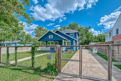 Image de Medical Center 2-Bedroom Upstairs Unit & Fully Fenced in Yard