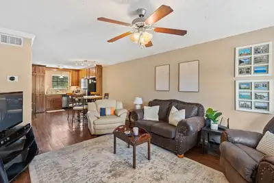 Image de New Listing! 2/2 Auburn Apartment ~ Pets Welcome!