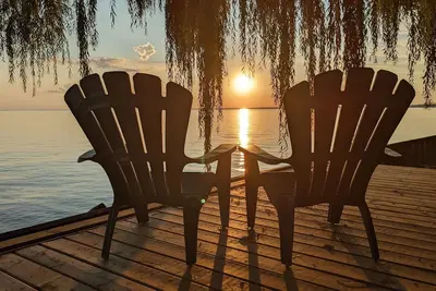 Image de Great cottage on the lake with sunset views, king bed & steps from Point Pelee