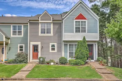 Image de Norcross Townhome ~ 18 Mi to Dtwn Atlanta!