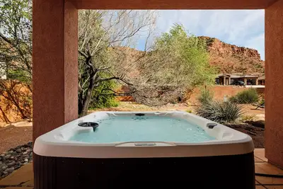 Image de Private hot tub! Pool/Spa! 2 King Beds! Bunk Room! Sleeps 10! Pickleball! Gym!