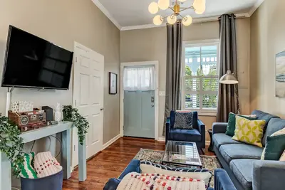 Image de Adorable Dog Friendly Cottage In Historic District | Heated Pool Access by Southern Belle Savannah
