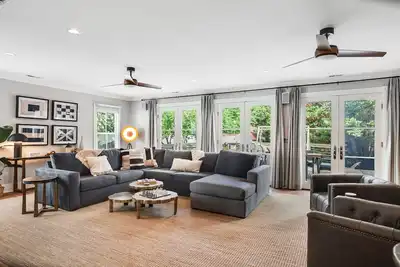 Image de 2-story downtown home with enclosed yard, deck, firepit, gas grill & fireplace