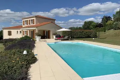 Image de Villa moderne avec piscine et jardin privés