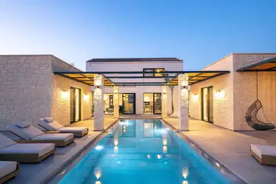 Image de 1, 2 Km from the beach, close to Chania and 40m2 private pool!