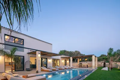 Image de 1, 2 Km from the beach, close to Chania, 40m2 private pool and sea views!