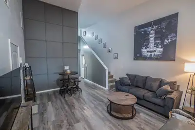 Image de Walk to bars and restaurants! Pet friendly.